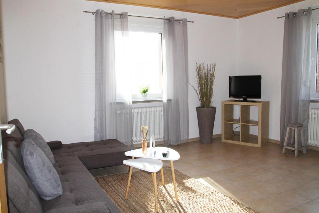 ein Wohnzimmer mit einem Sofa und einem TV in der Unterkunft Feriennest Hüttenberg in Hochelheim