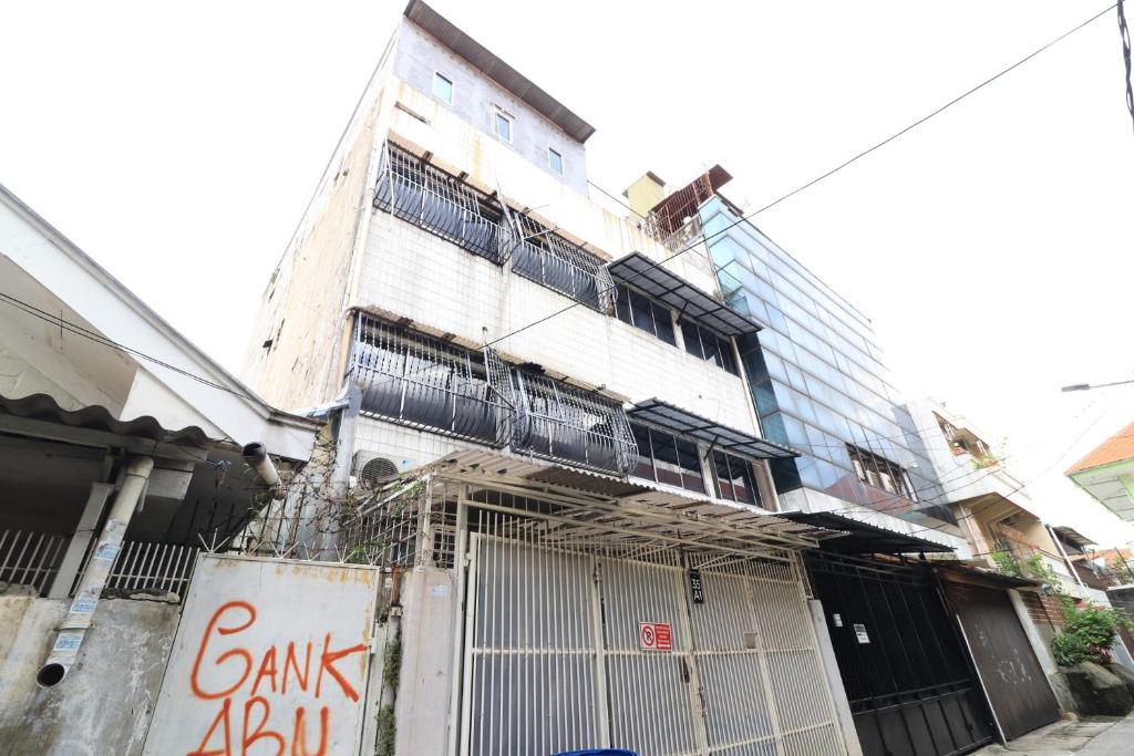 Bangunan di mana terletaknya rumah tamu ini