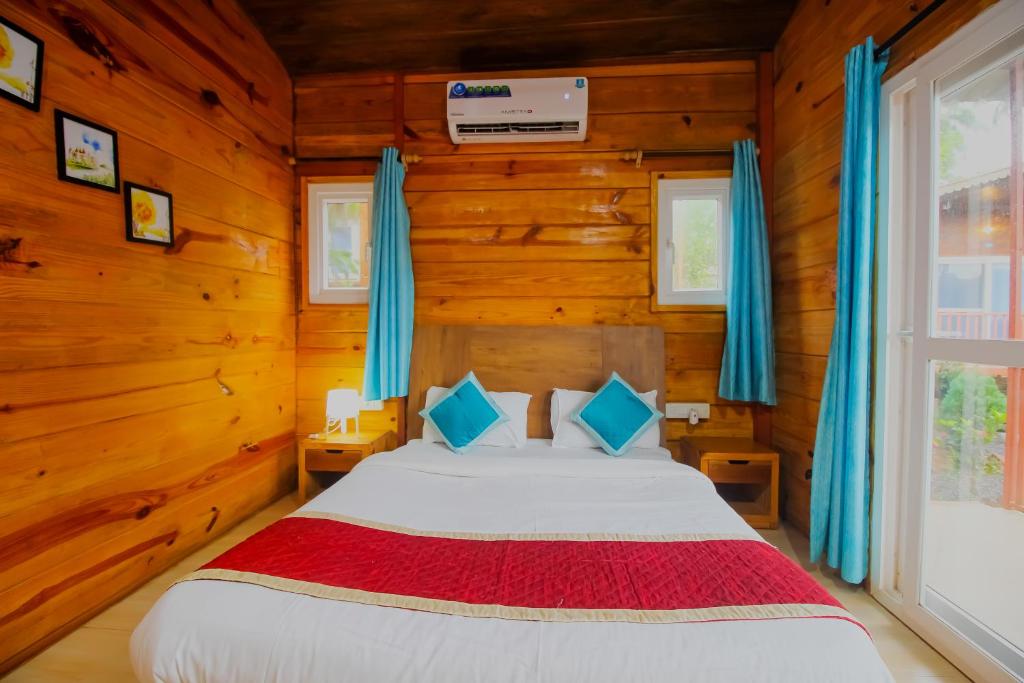 Postel nebo postele na pokoji v ubytování Mariners Bay Beach Resort