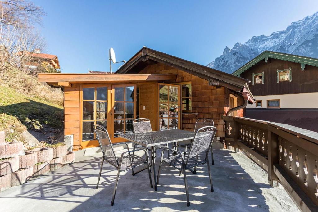 a table and chairs on the deck of a cabin at Ferienwohnung Rubin in Mittenwald