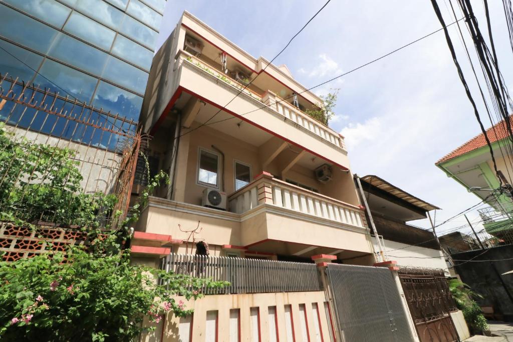 Eiffel Residence Batu Tulis 37 - Female Only - Housity