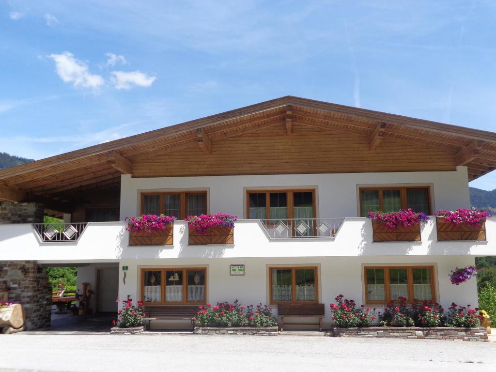 ein Haus mit Blumenkästen auf den Balkonen in der Unterkunft Haus Enzian in Thiersee