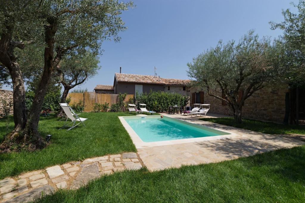 a swimming pool in the yard of a house at Casa Paris in San Severino Marche