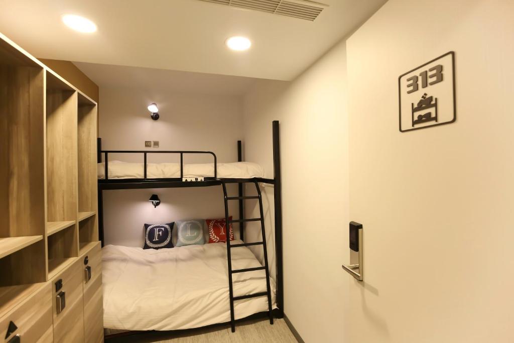 Postel nebo postele na pokoji v ubytování Flyinn Hostel