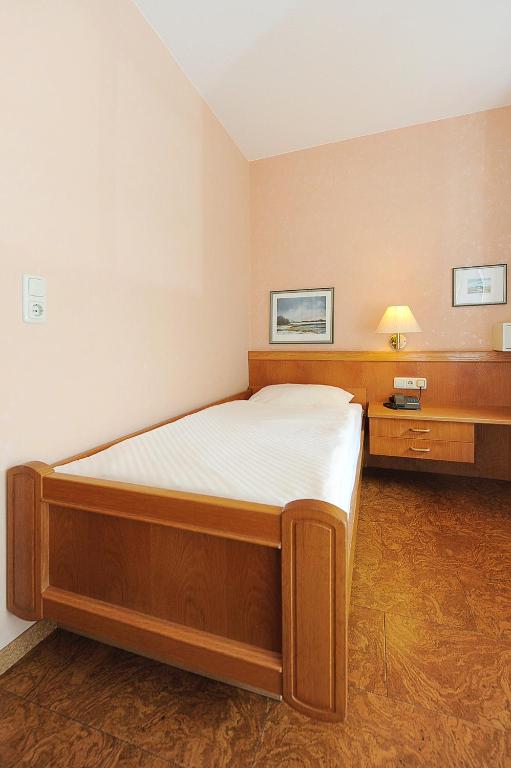 Postel nebo postele na pokoji v ubytování Hotel-Pension Störtebeker
