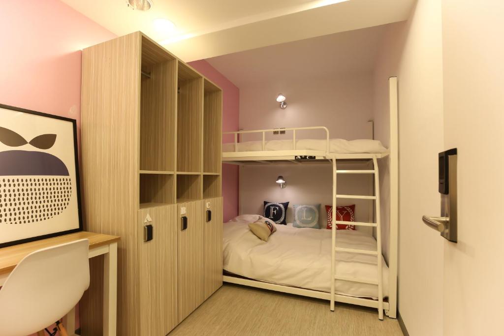Postel nebo postele na pokoji v ubytování Flyinn Hostel