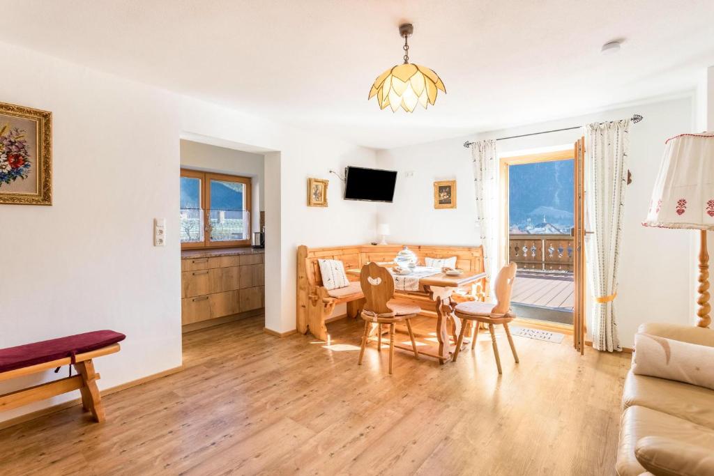 ein Wohnzimmer mit einem Tisch und Stühlen in der Unterkunft Ferienwohnung Bernstein in Mittenwald