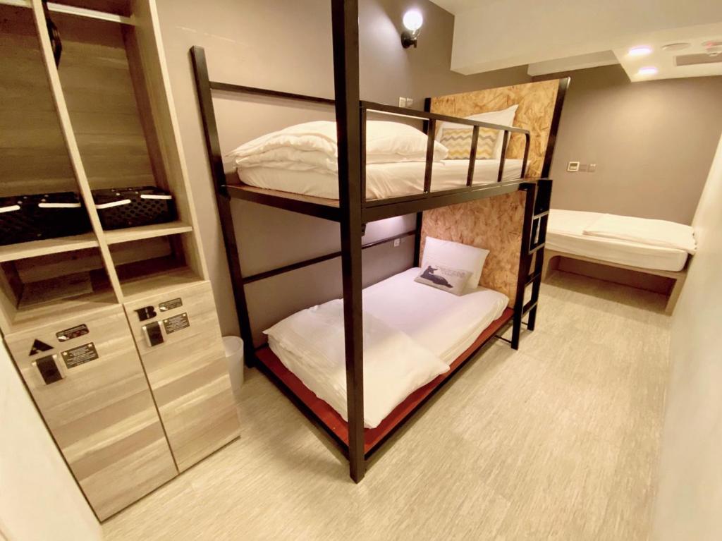 Postel nebo postele na pokoji v ubytování Flyinn Hostel
