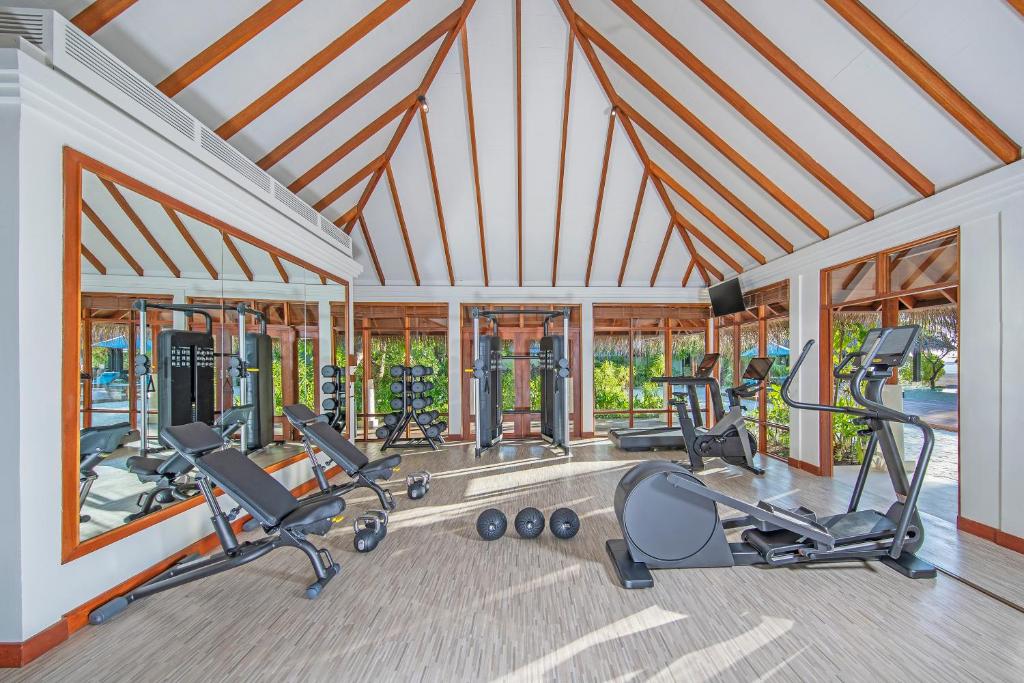 Fitness centrum a/nebo fitness zařízení v ubytování Naladhu Private Island Maldives