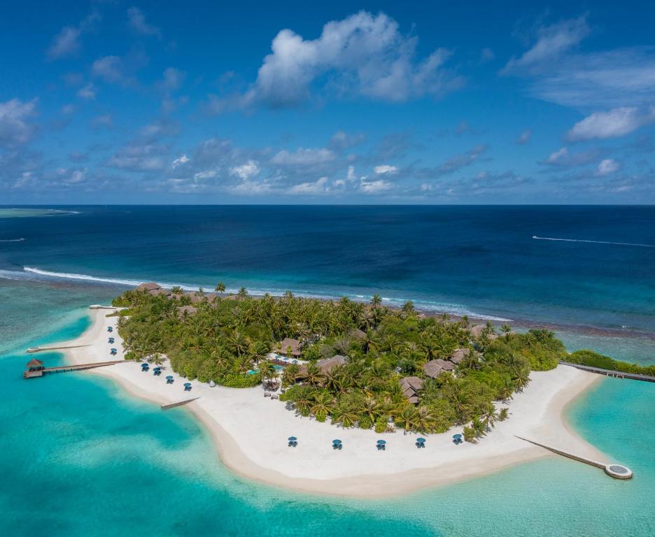 une île au milieu de l'océan dans l'établissement Naladhu Private Island Maldives - Special Offer On Transfer Rates For Summer 2024, à Atoll Malé Sud