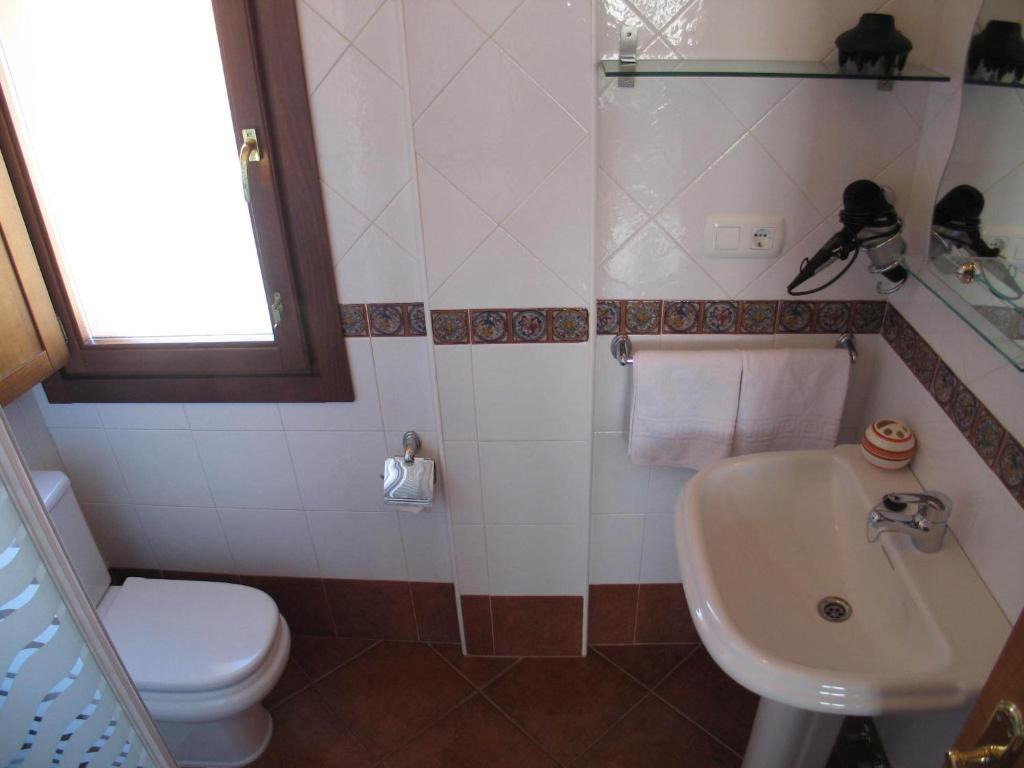 A bathroom at Apartamentos Las Rosas
