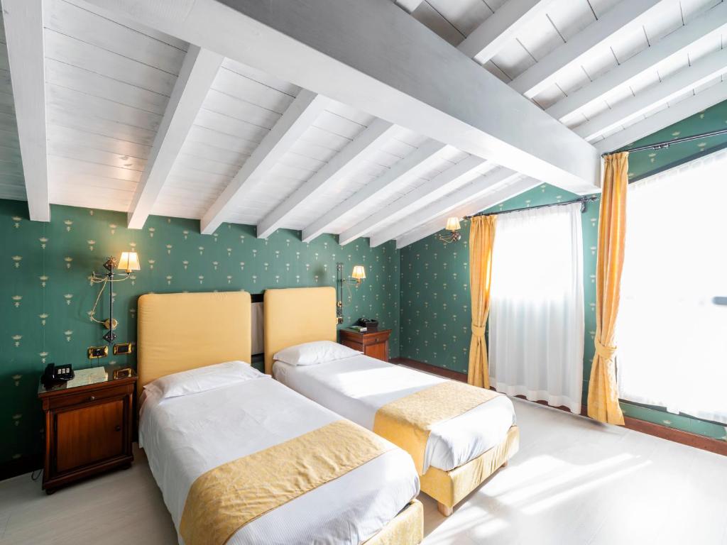 Een bed of bedden in een kamer bij Hotel Du Lac Menaggio