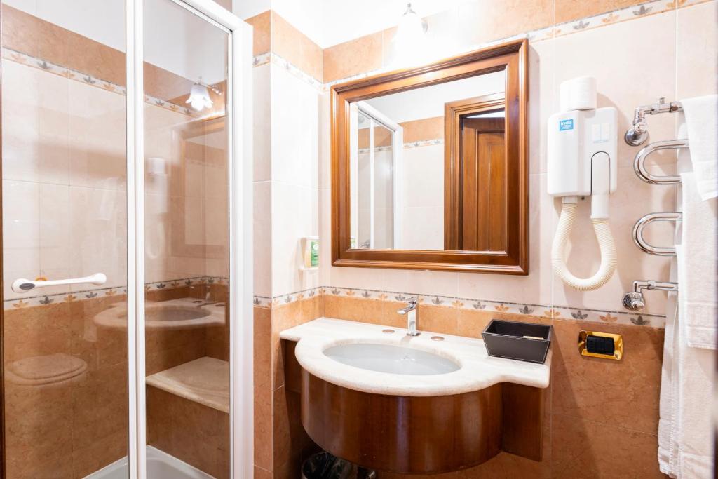 Een badkamer bij Hotel Du Lac Menaggio