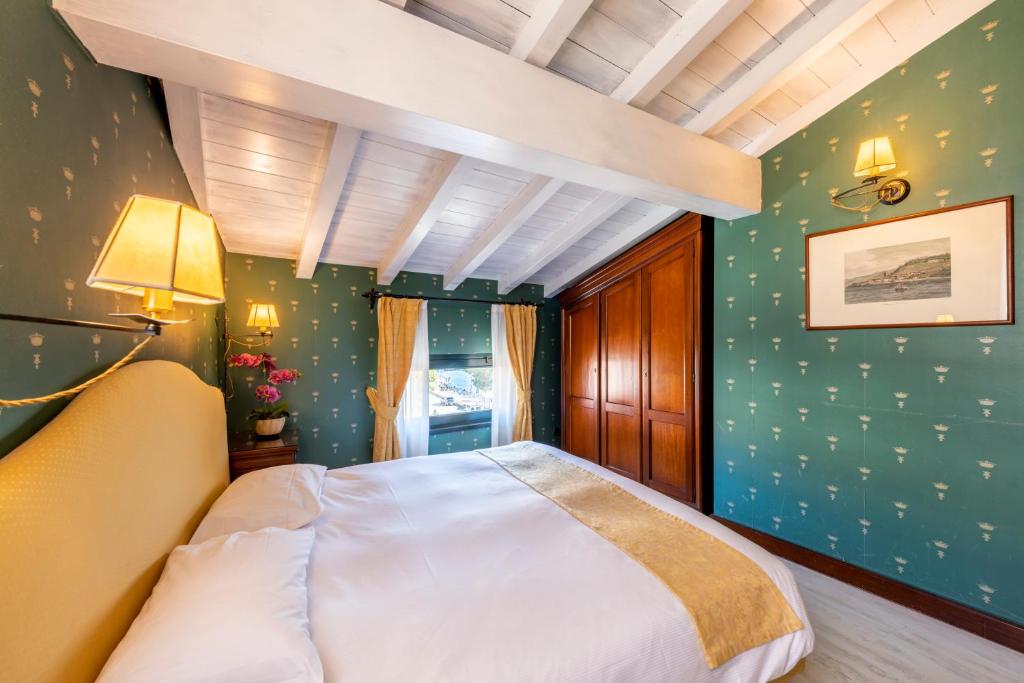 Een bed of bedden in een kamer bij Hotel Du Lac Menaggio
