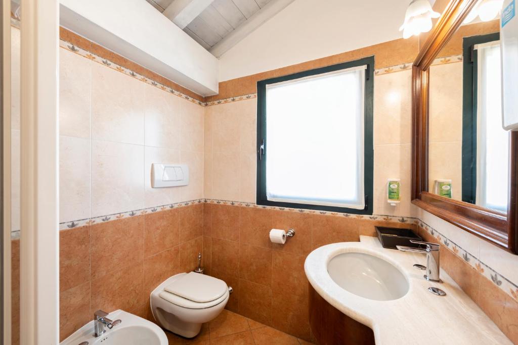 Een badkamer bij Hotel Du Lac Menaggio