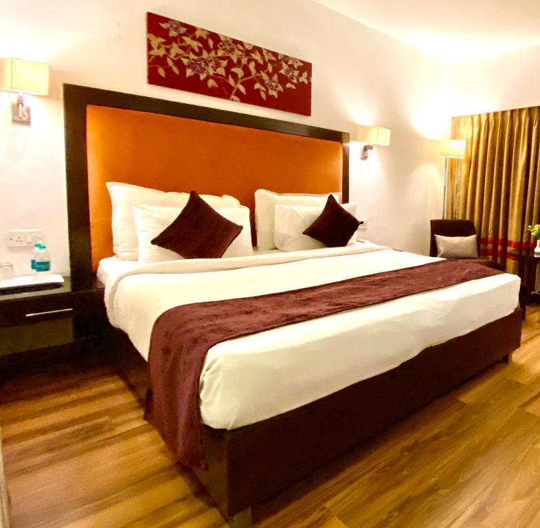 ein Schlafzimmer mit einem großen Bett in einem Hotelzimmer in der Unterkunft Gis Select Banjara Hill in Hyderabad