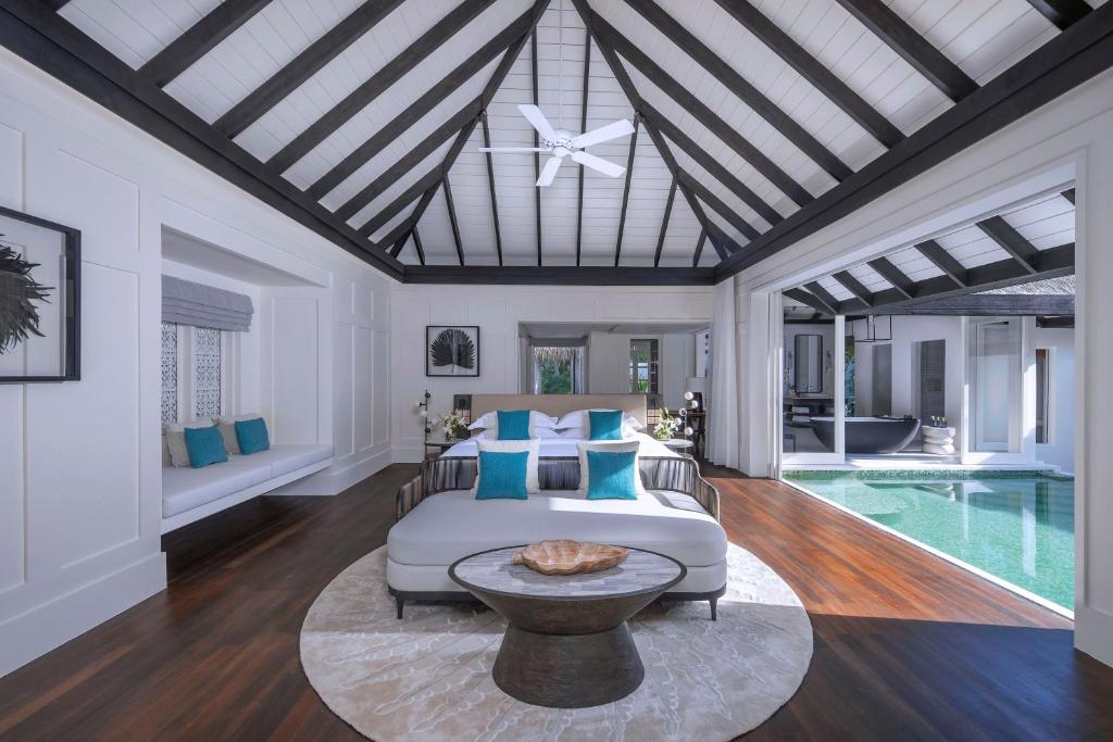 Bazén v ubytování Naladhu Private Island Maldives nebo v jeho okolí