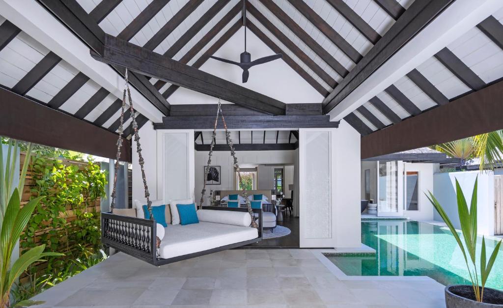 Bazén v ubytování Naladhu Private Island Maldives nebo v jeho okolí