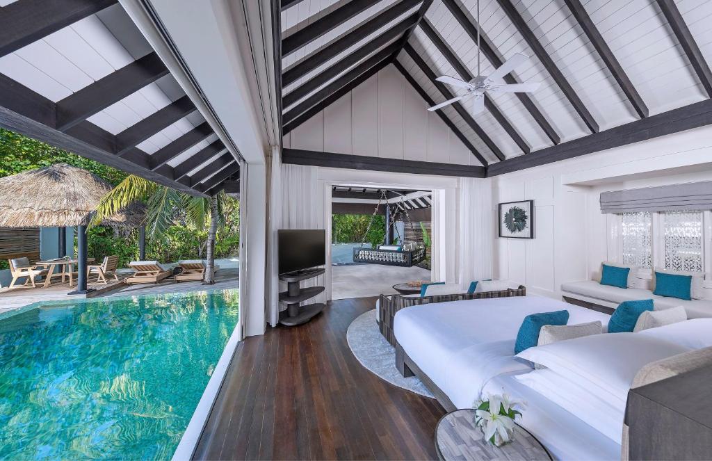 Bazén v ubytování Naladhu Private Island Maldives nebo v jeho okolí