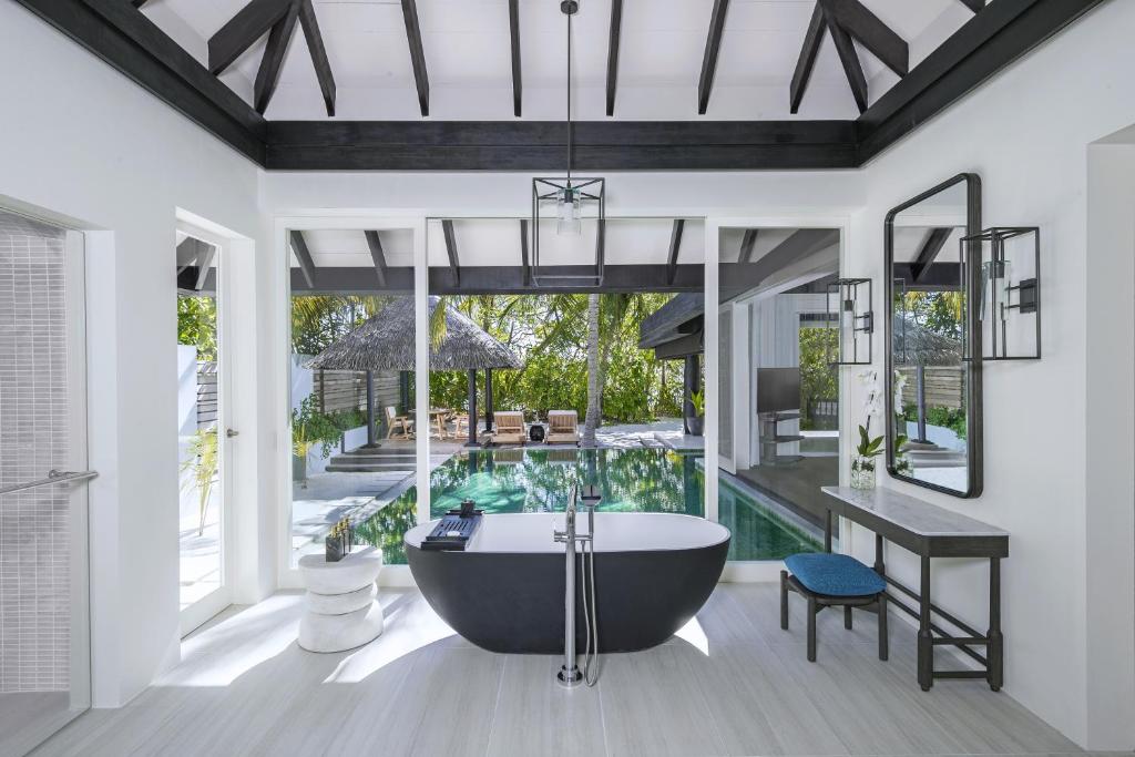 Bazén v ubytování Naladhu Private Island Maldives nebo v jeho okolí