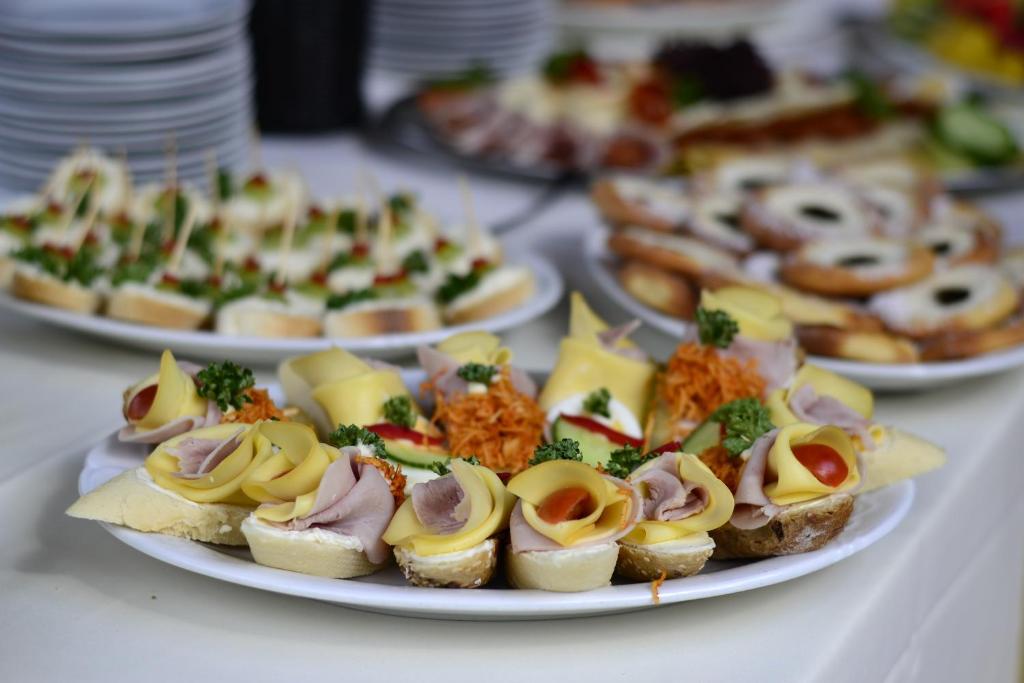 Comida en o cerca de este hotel