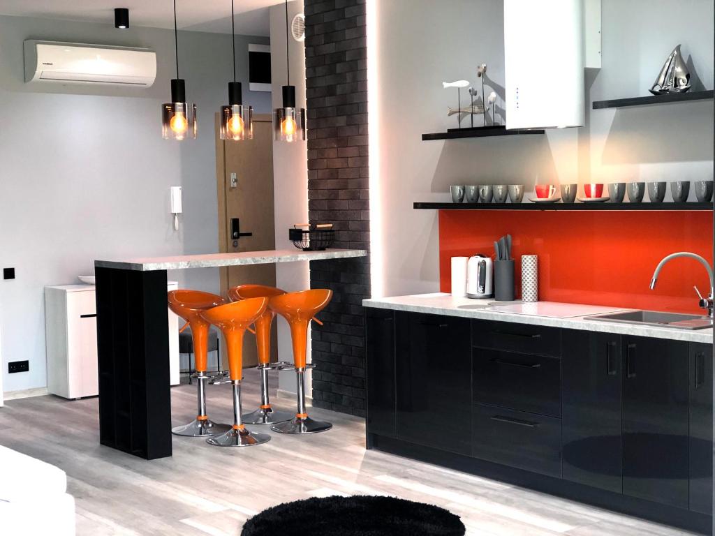 Kuchyňa alebo kuchynka v ubytovaní APARTAMENT ELEGANCE ORANGE w Nautica Resort