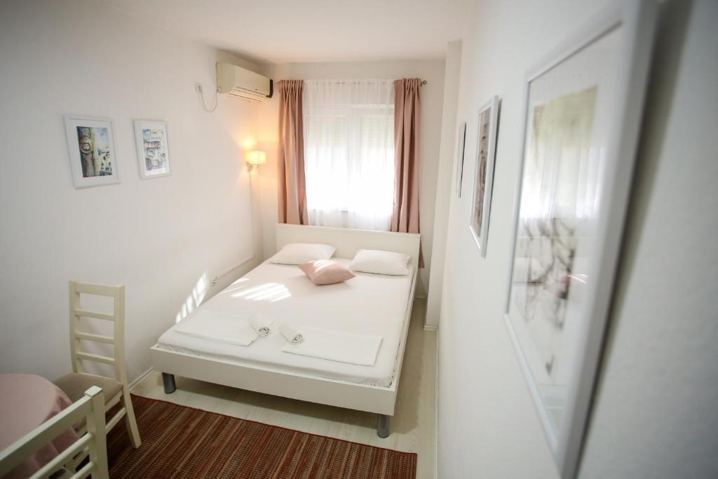 Guesthouse Aurora tesisinde bir odada yatak veya yataklar
