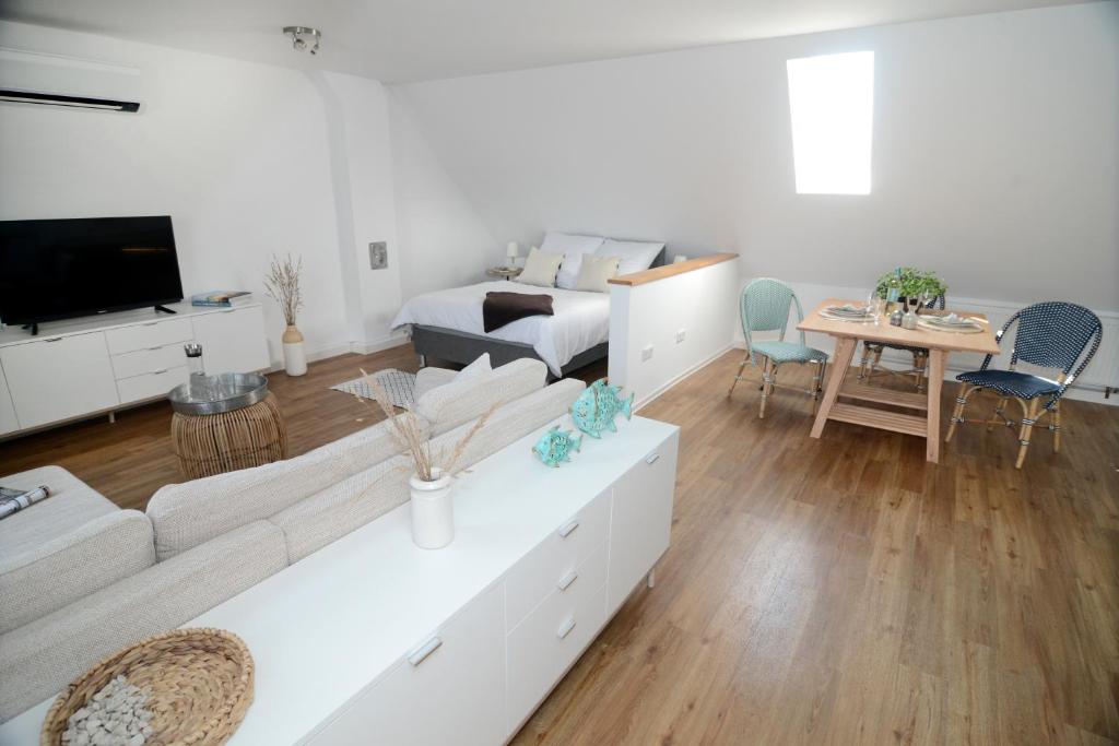 ein Wohnzimmer mit einem Sofa und einem Bett in der Unterkunft Ferienwohnungen im HOF68 in Münster