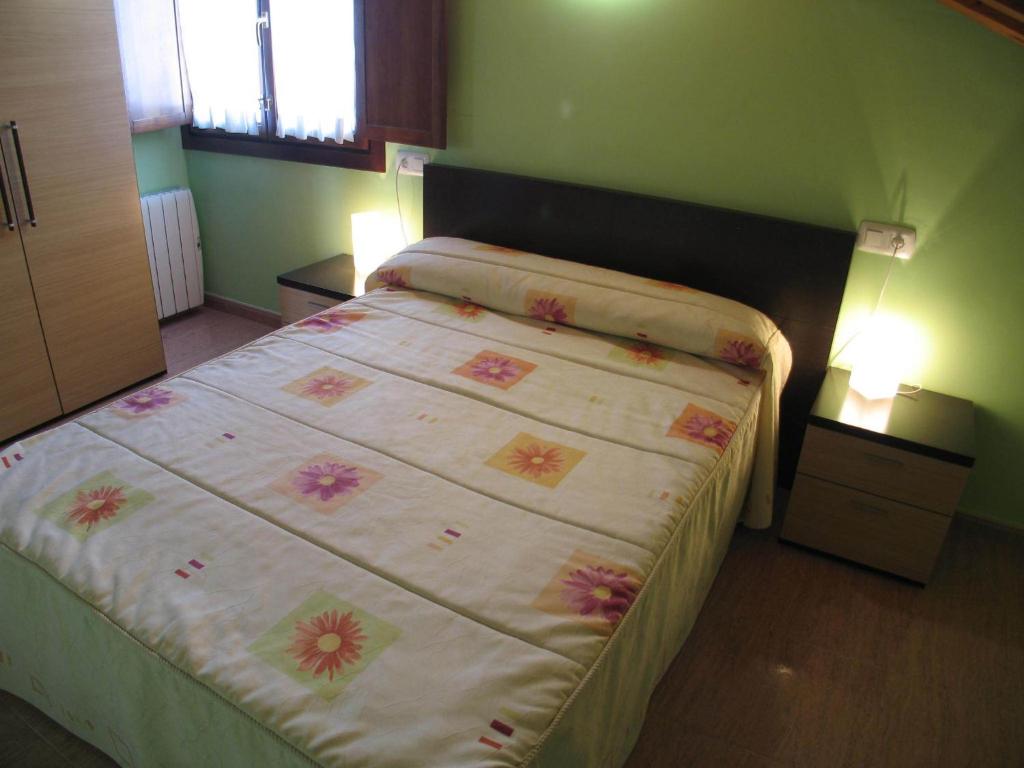 A bed or beds in a room at Apartamentos Las Rosas