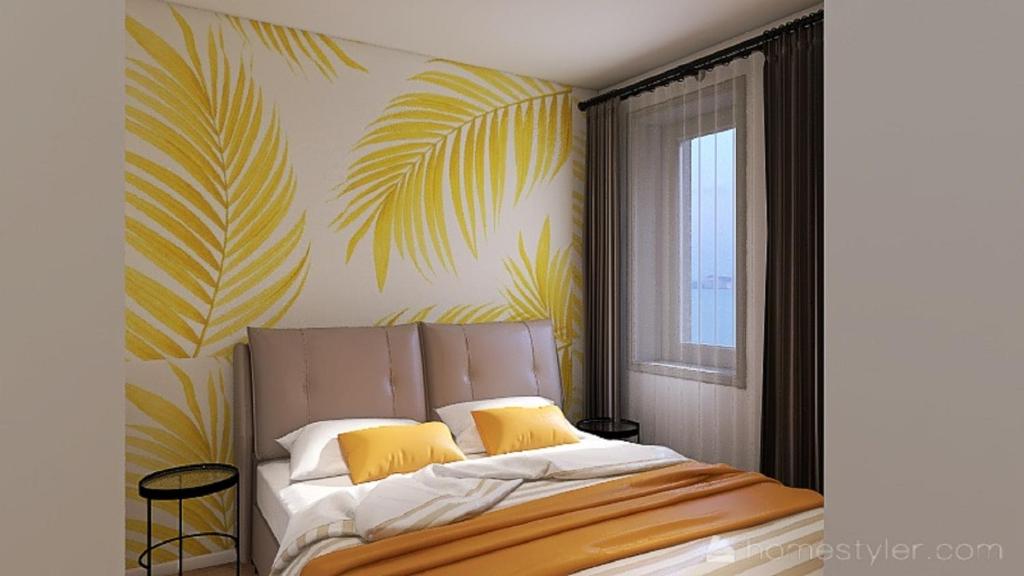Bike Hotel Touring Gardone Riviera & Beach في غاردوني ريفييرا: غرفة نوم بسرير مع مخدات صفراء وورق ورق جدران
