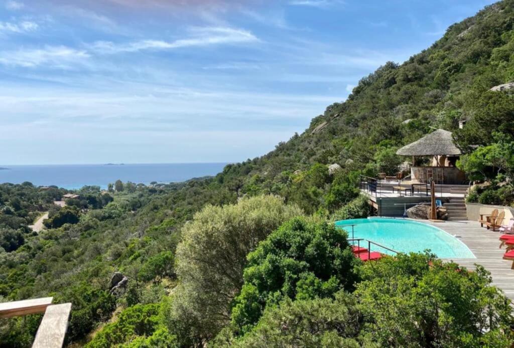 Skats uz peldbaseinu naktsmītnē Superbe villa avec piscine chauffée et vue mer à Palombaggia vai tās tuvumā