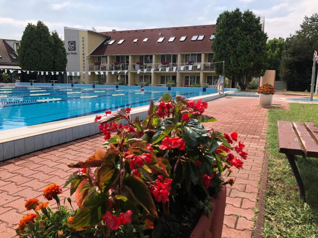 Bazén v ubytování Hét Vezér Apartmanhotel nebo v jeho okolí