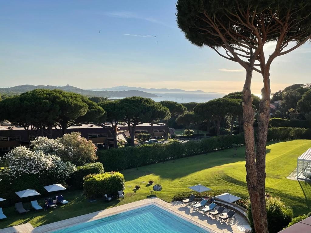 vista aerea di un resort con piscina di Gallia Palace Hotel - Relais & Châteaux a Punta Ala