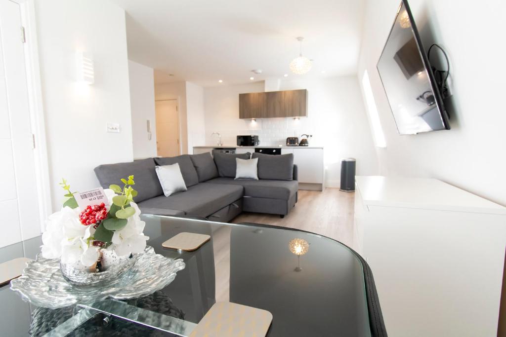 A seating area at MODERN 1 BED FLAT 2 MINS WALK FROM RESTAURANTS BARS CLUBS & BEACH! Wow!