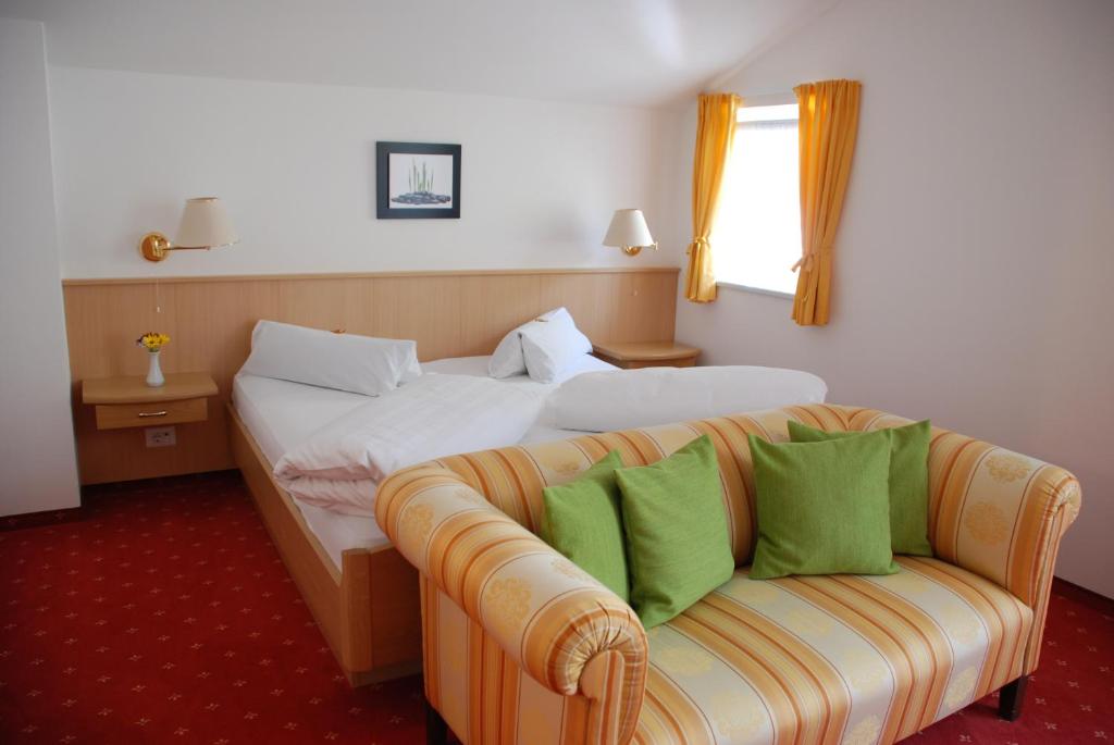 Postel nebo postele na pokoji v ubytování Hotel Quellenhof