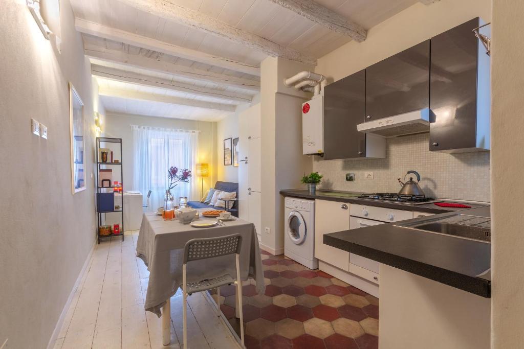 A kitchen or kitchenette at Universita e Centro Storico Mascarella Apartment