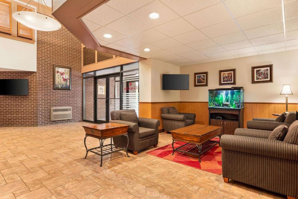 TV a/nebo společenská místnost v ubytování Ramada by Wyndham Fredericton