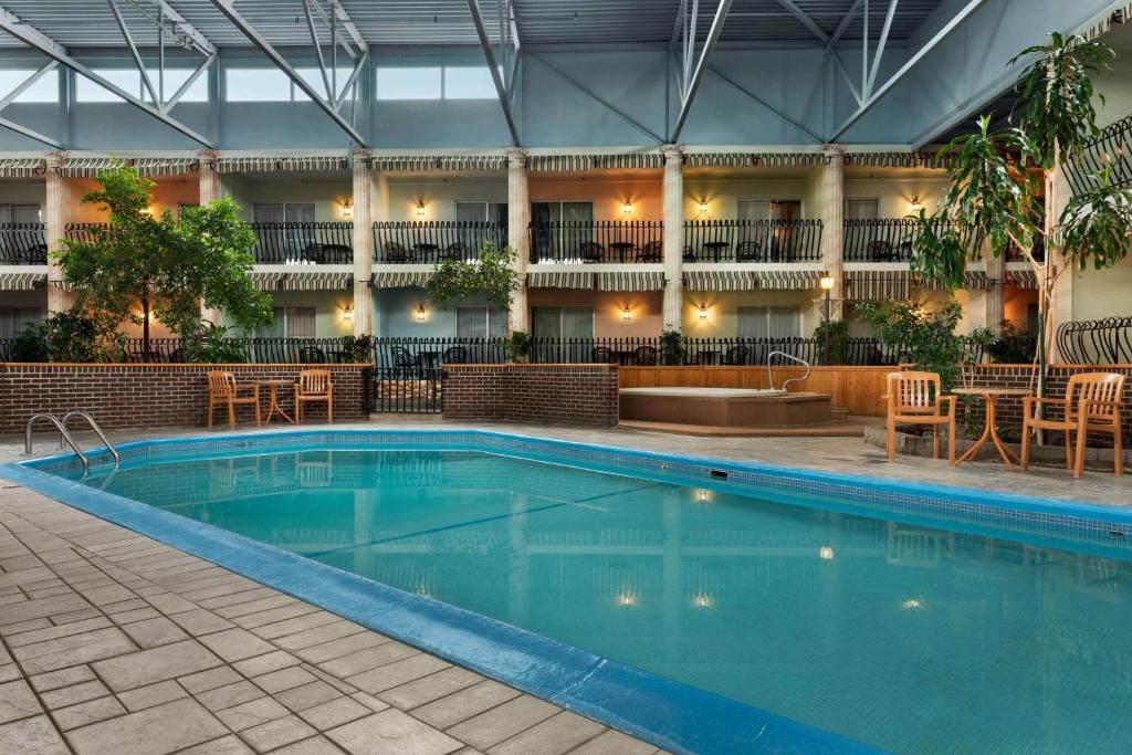 Bazén v ubytování Ramada by Wyndham Fredericton nebo v jeho okolí