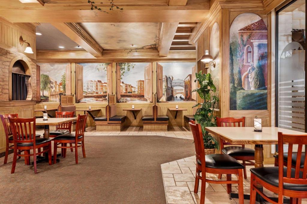 Restaurace v ubytování Ramada by Wyndham Fredericton