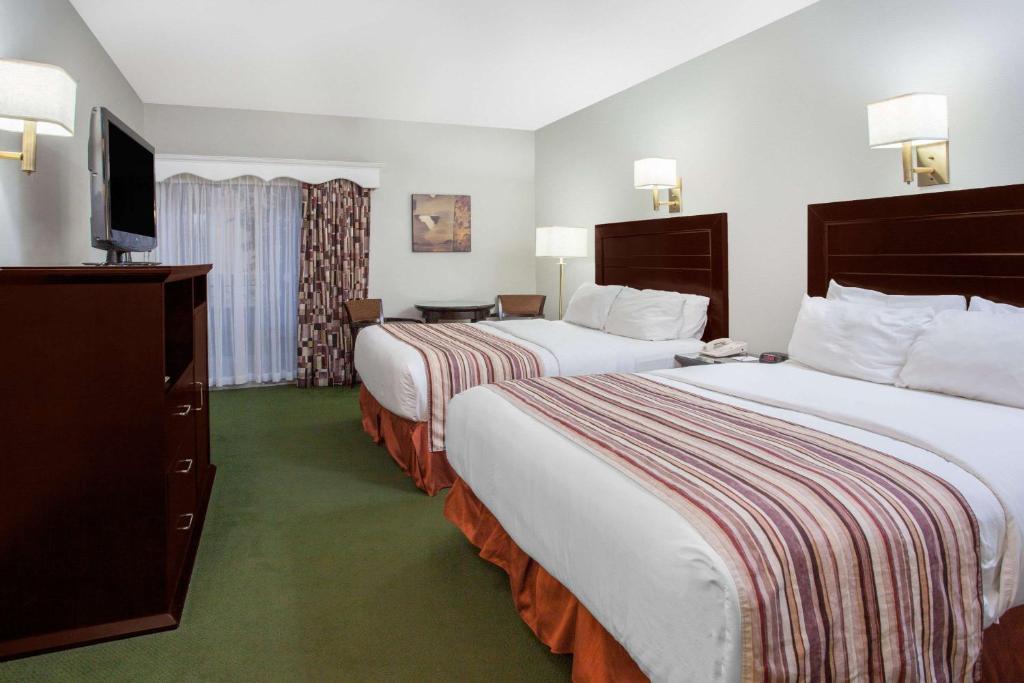 Postel nebo postele na pokoji v ubytování Ramada by Wyndham Fredericton