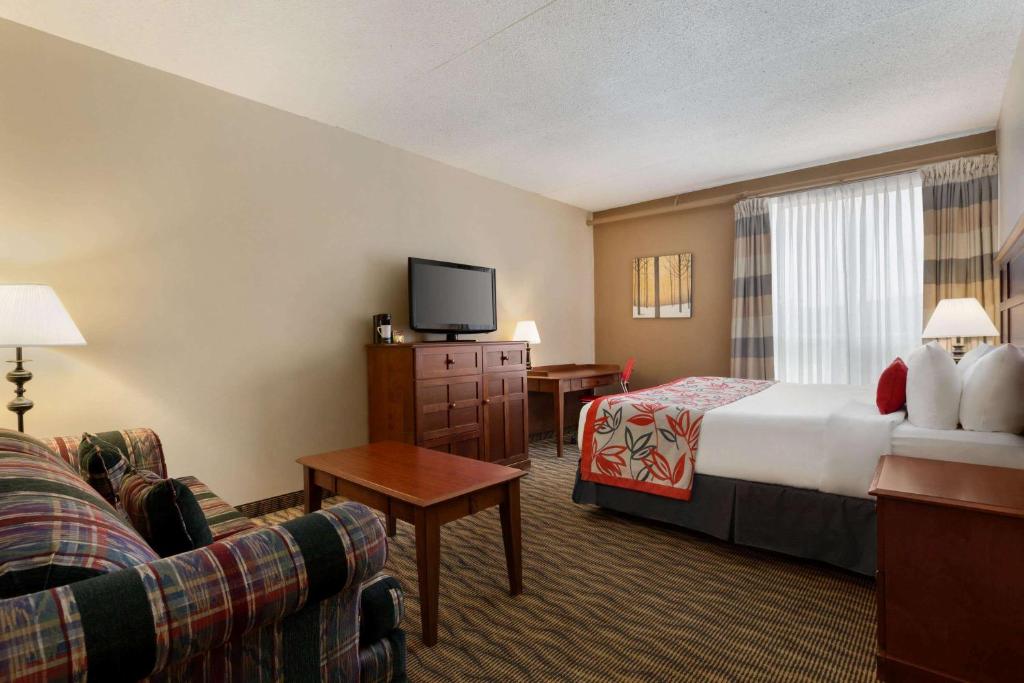 Postel nebo postele na pokoji v ubytování Ramada by Wyndham Fredericton