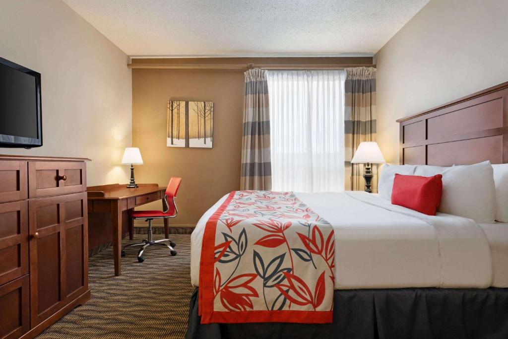 Postel nebo postele na pokoji v ubytování Ramada by Wyndham Fredericton