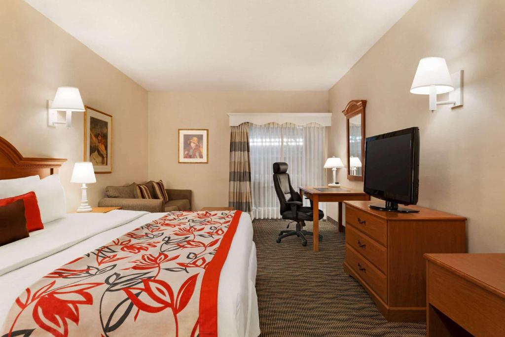 Postel nebo postele na pokoji v ubytování Ramada by Wyndham Fredericton