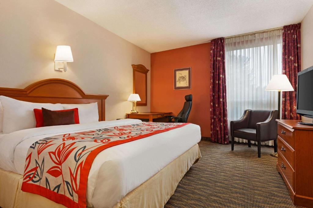 Postel nebo postele na pokoji v ubytování Ramada by Wyndham Fredericton