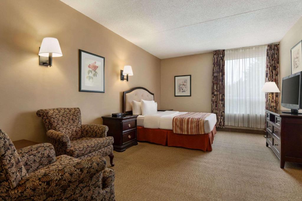 Postel nebo postele na pokoji v ubytování Ramada by Wyndham Fredericton