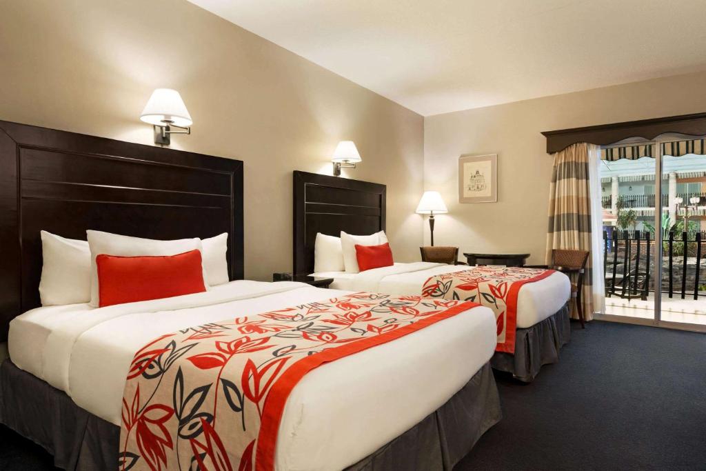 Postel nebo postele na pokoji v ubytování Ramada by Wyndham Fredericton