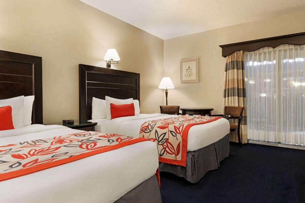 Postel nebo postele na pokoji v ubytování Ramada by Wyndham Fredericton