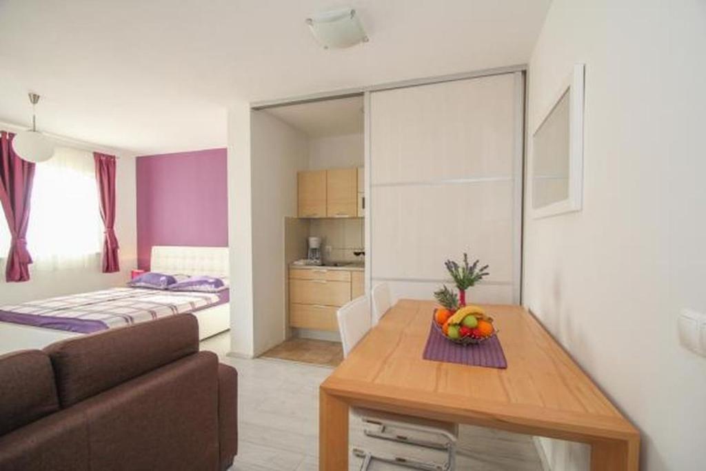 Kuchyň nebo kuchyňský kout v ubytování Studio apartment in Okrug Gornji with terrace, air conditioning, WiFi, washing machine 5051-1