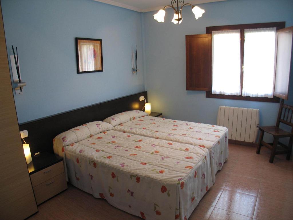 A bed or beds in a room at Apartamentos Las Rosas