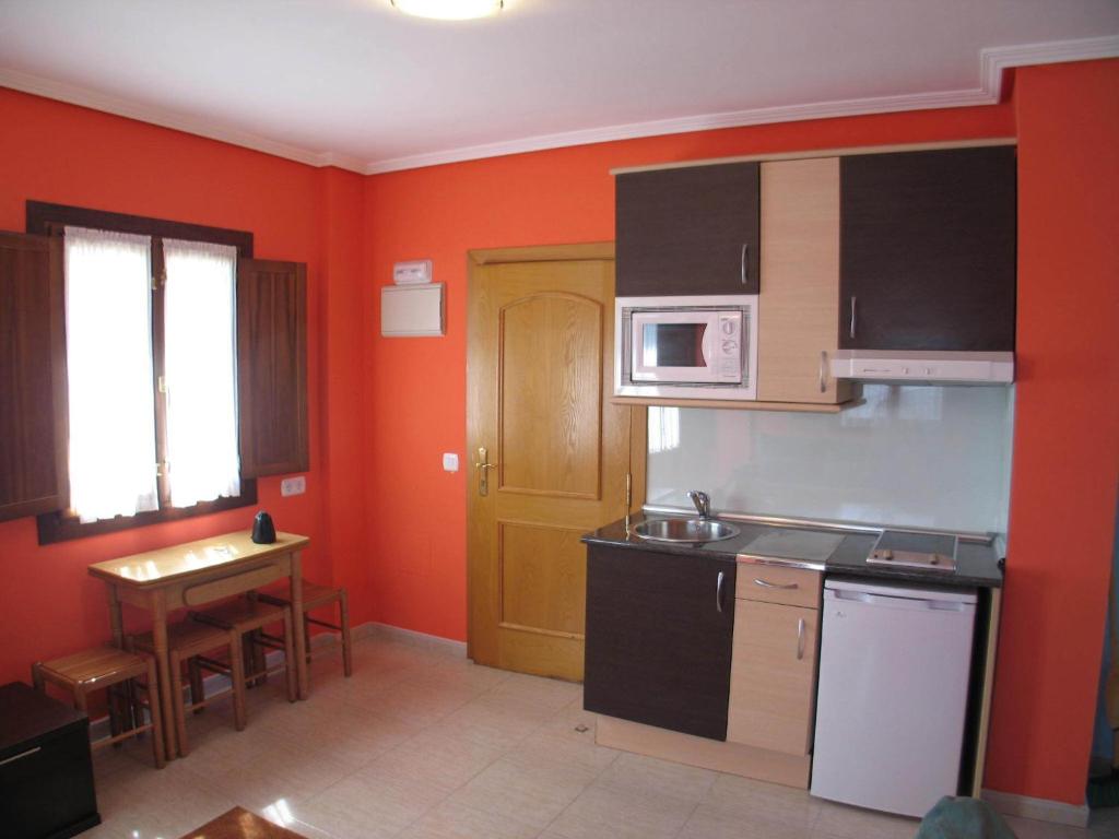 A kitchen or kitchenette at Apartamentos Las Rosas